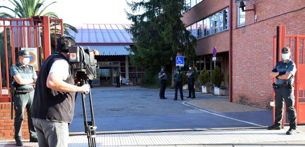 Un cámara de TVR graba imágenes del CRMF de Lardero con vigilancia de la Guardia Civil en la mañana de ayer. 