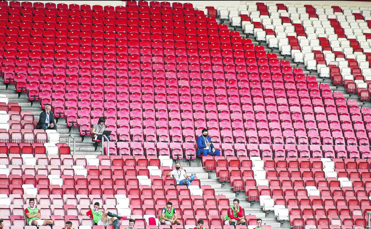 Parte del banquillo blanquirrojo en un imponente estadio de El Molinón vacío y silencioso. 