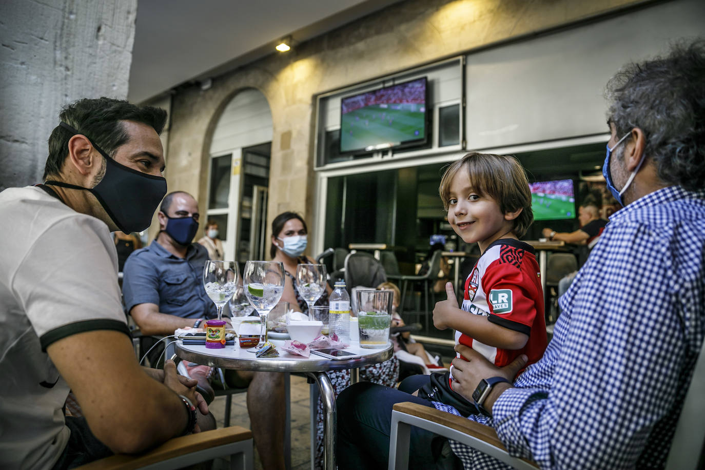 Fotos: La Rioja anima a la UDL en su debut liguero