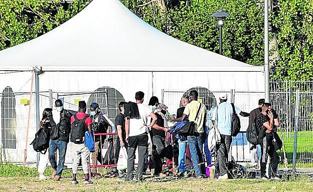 Filas antes de las 19 horas de la pasada semana para acceder al operativo especial montado alrededor del polideportivo de la UR en el paseo del Prior. 