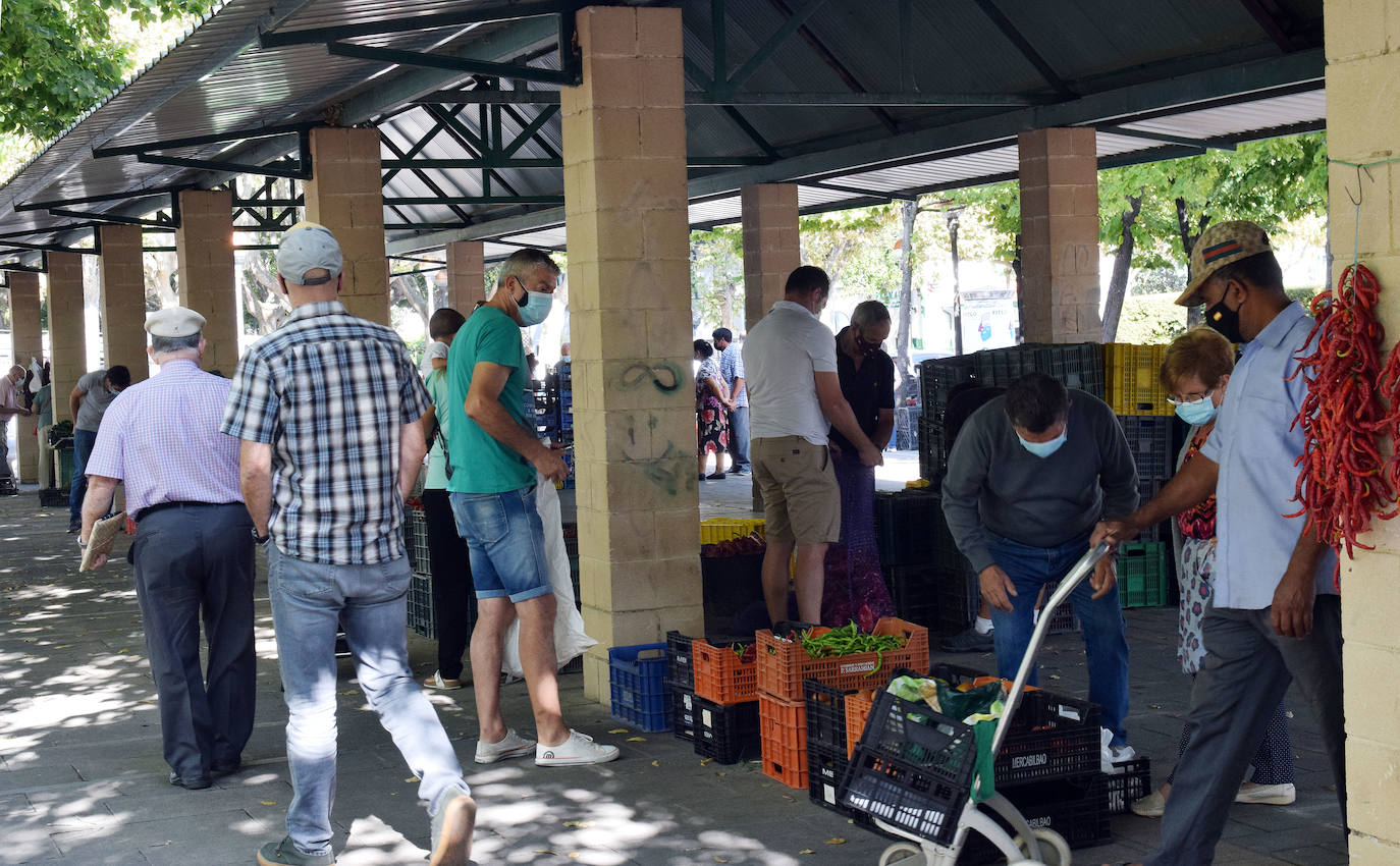 La plaza Joaquín Elizalde acoge este tradicional mercado que pide su particular SOS