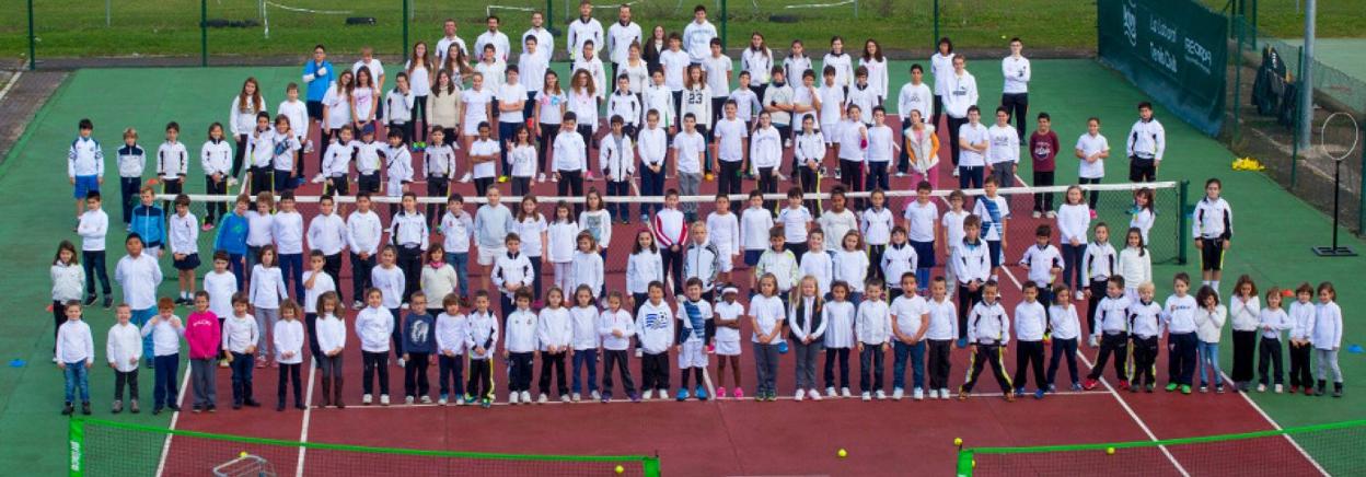 Foto de familia del Club de Tenis La Laboral. 