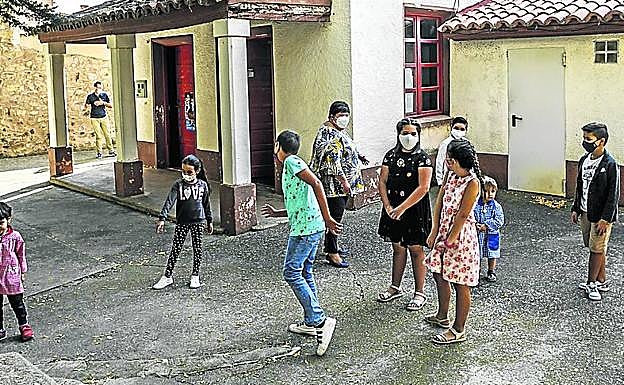 Todos los alumnos juegan juntos en la hora del recreo. 