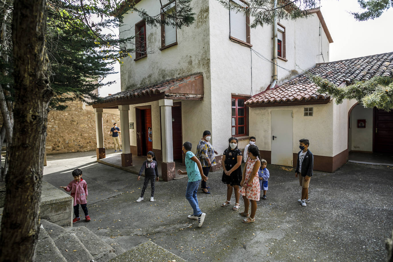 Los ocho únicos alumnos de la prácticamente única aula del colegio de Grávalos, que pertenece al CRA Valle de Linares, son unos privilegiados en tiempos de pandemia