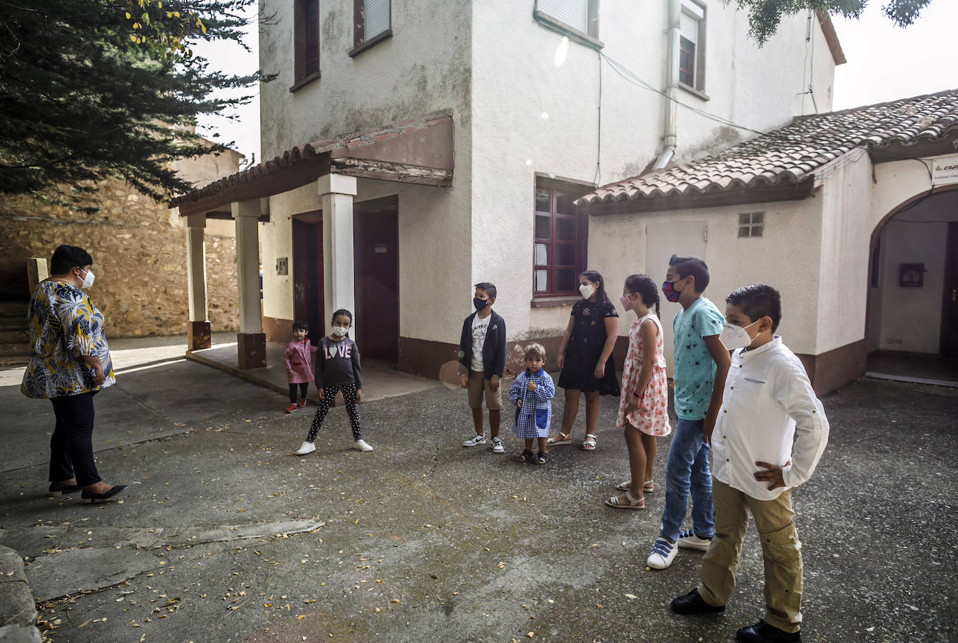 Los ocho únicos alumnos de la prácticamente única aula del colegio de Grávalos, que pertenece al CRA Valle de Linares, son unos privilegiados en tiempos de pandemia