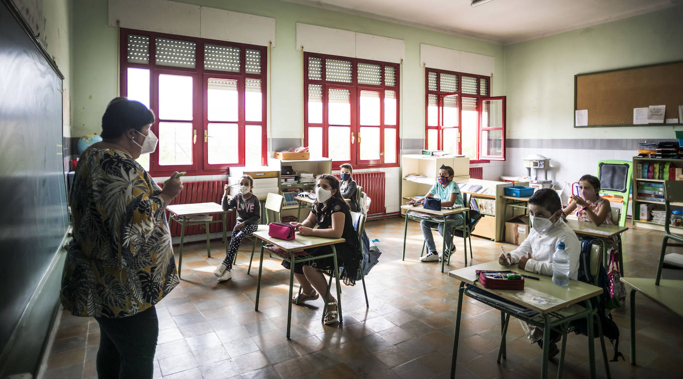 Los ocho únicos alumnos de la prácticamente única aula del colegio de Grávalos, que pertenece al CRA Valle de Linares, son unos privilegiados en tiempos de pandemia