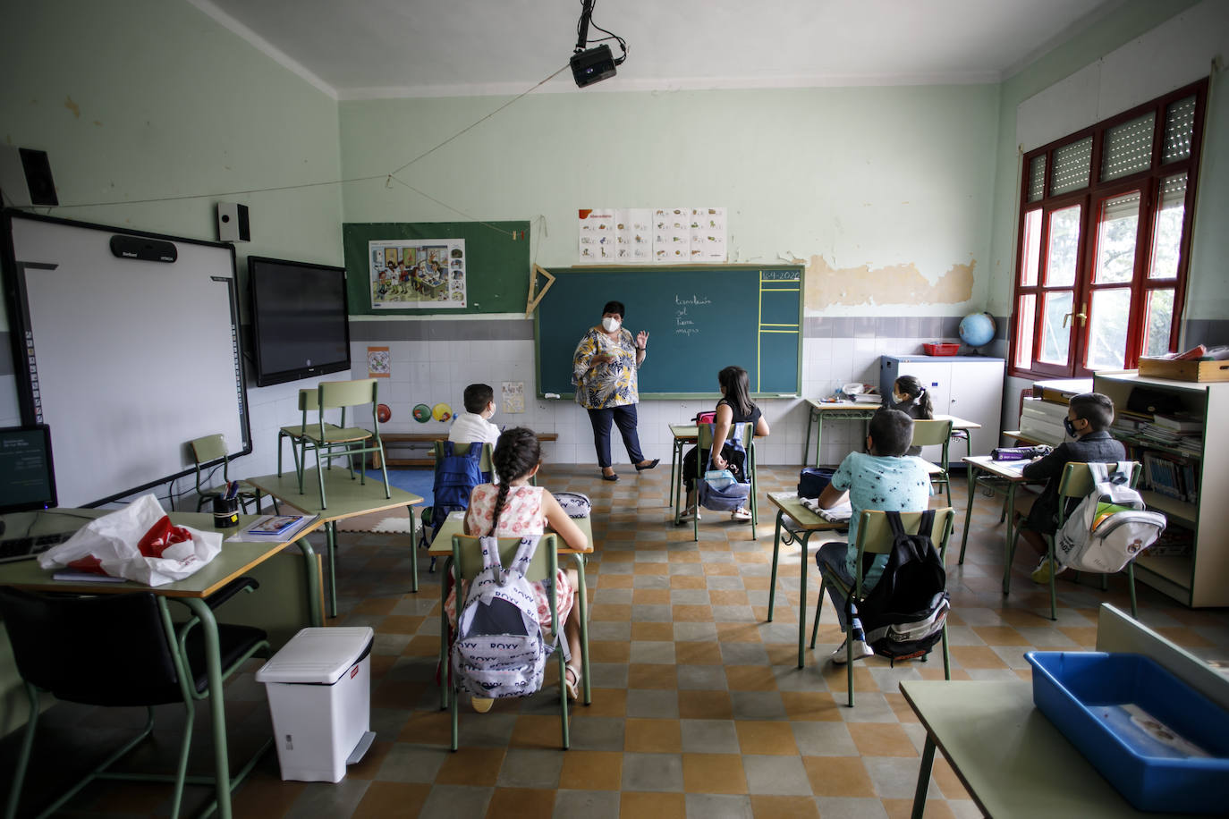 Los ocho únicos alumnos de la prácticamente única aula del colegio de Grávalos, que pertenece al CRA Valle de Linares, son unos privilegiados en tiempos de pandemia