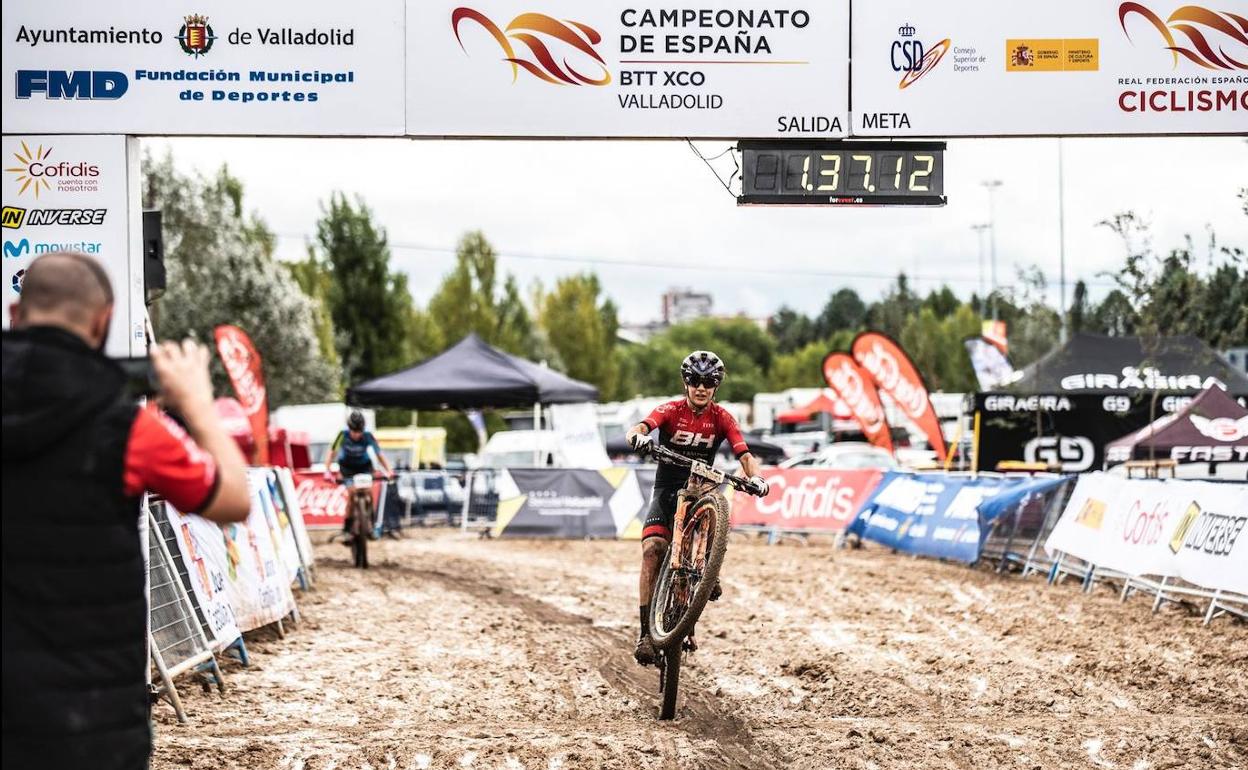 Rocía García cruza la meta como campeona de España. 