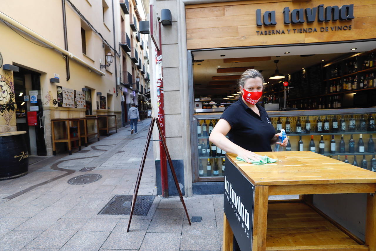 Comercios cerrados, bares a medias, algún pañuelo... Así están este día de San Mateo las calles de Logroño.