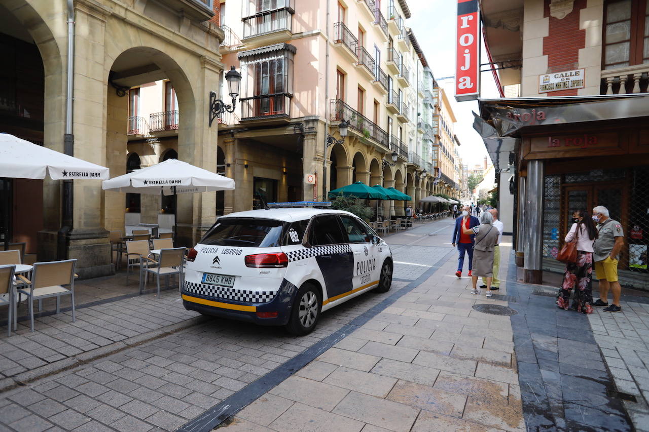 Comercios cerrados, bares a medias, algún pañuelo... Así están este día de San Mateo las calles de Logroño.