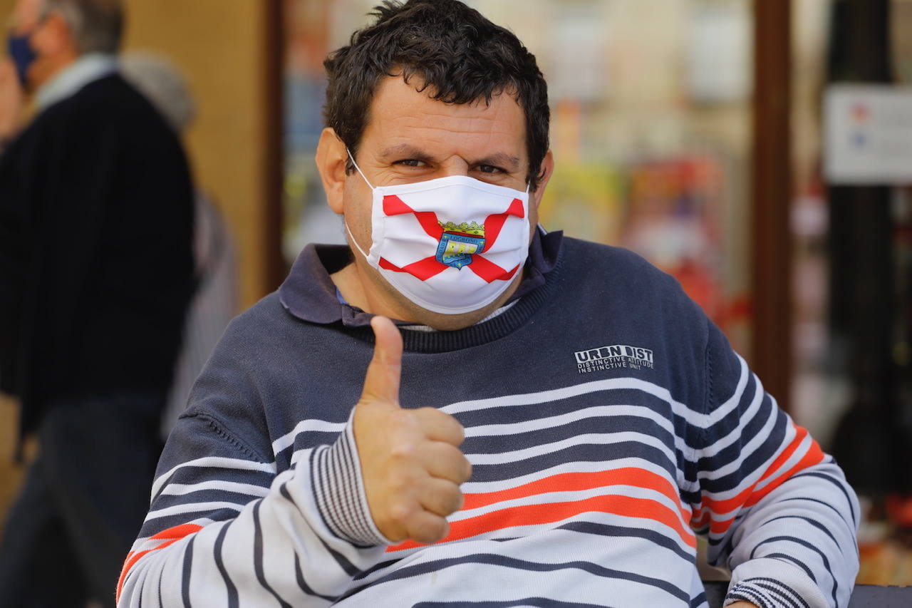 Comercios cerrados, bares a medias, algún pañuelo... Así están este día de San Mateo las calles de Logroño.