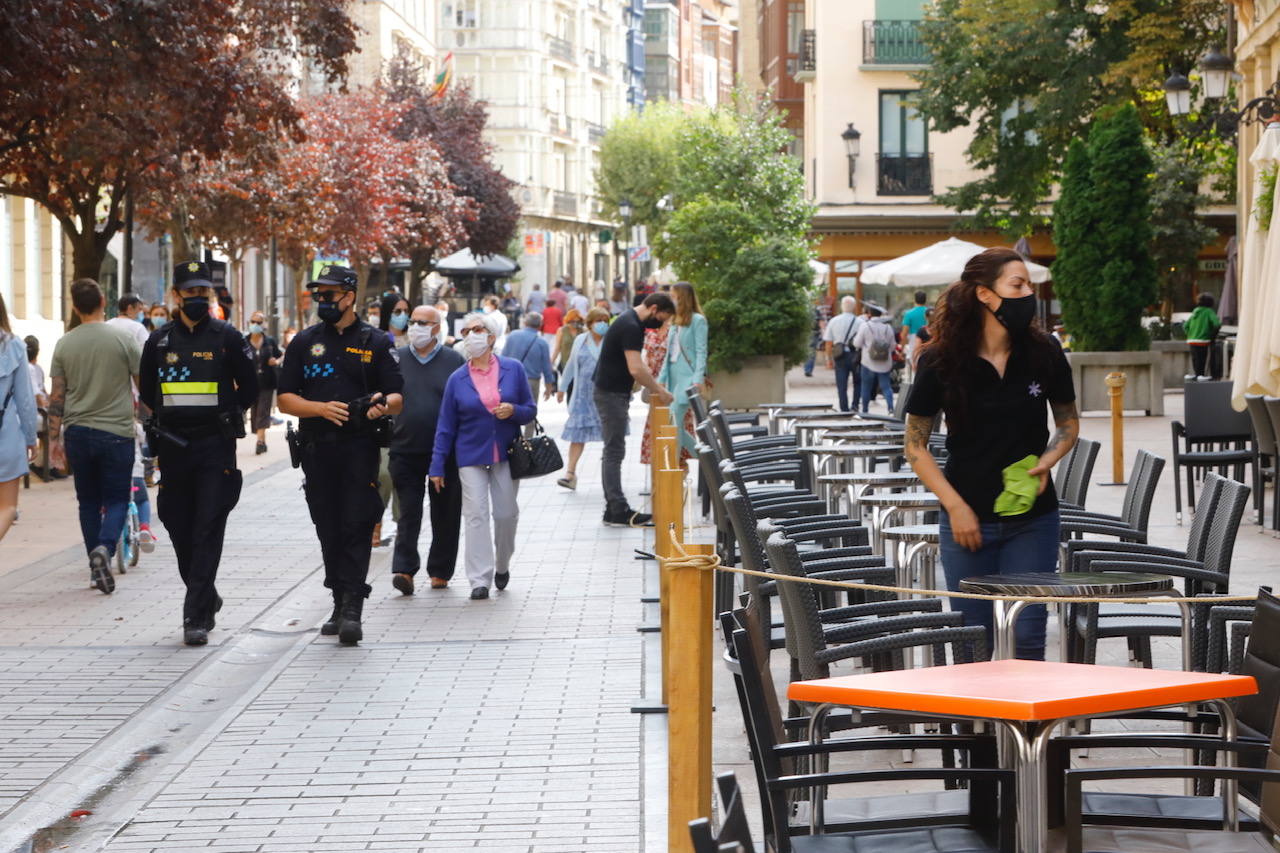 Comercios cerrados, bares a medias, algún pañuelo... Así están este día de San Mateo las calles de Logroño.