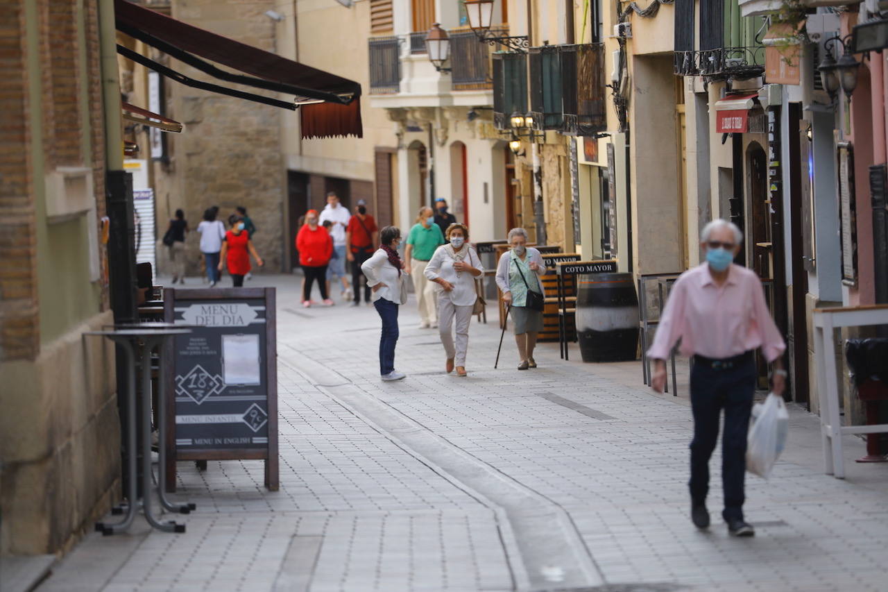 Comercios cerrados, bares a medias, algún pañuelo... Así están este día de San Mateo las calles de Logroño.