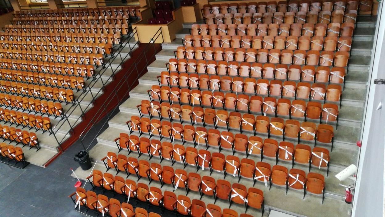 Los asientos de la cancha del Adarraga ya están señalizados, al igual que los de rebote y piso lateral. 