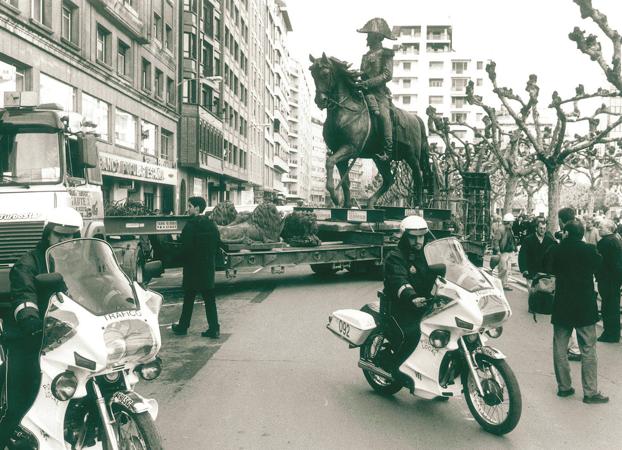 El monumento es trasladado para su reforma (1995). 