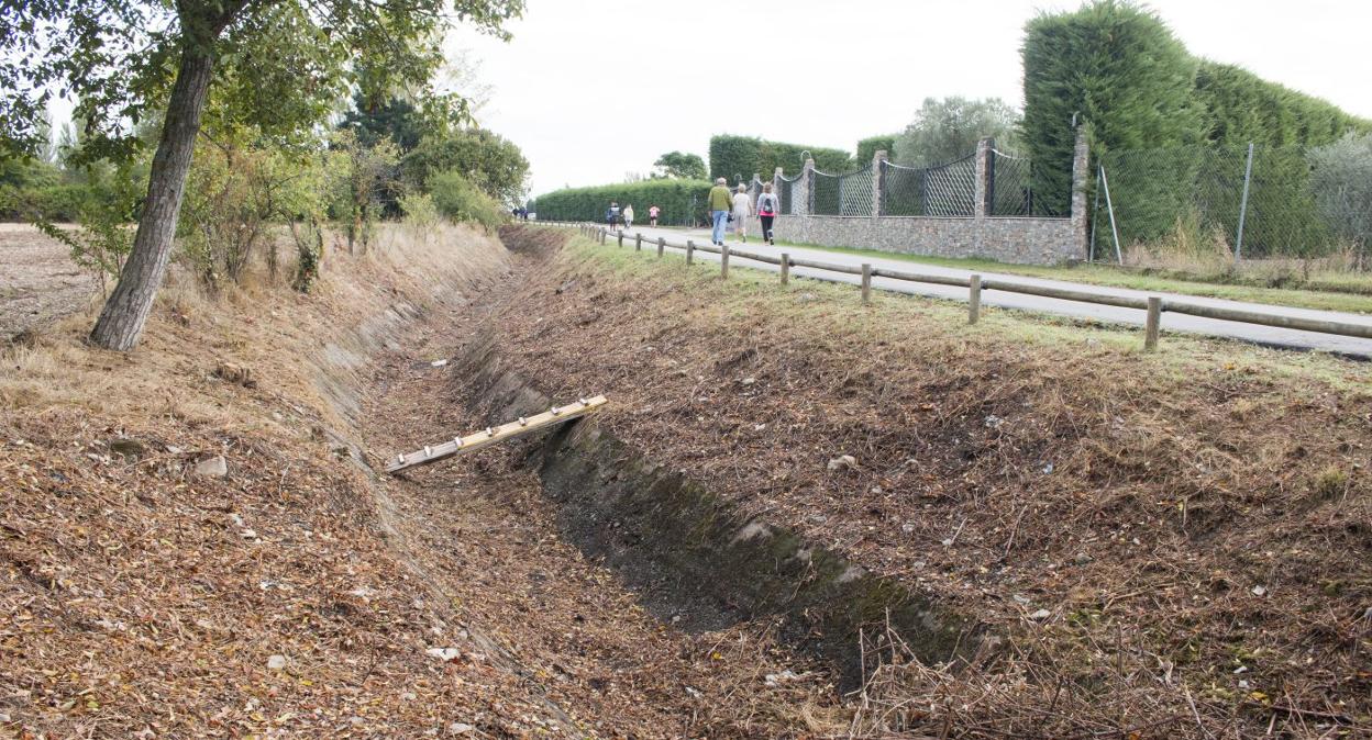 Imagen que presenta el canal nuevo tras las labores de desbroce y limpieza realizadas. 