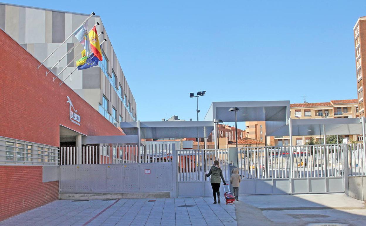 Entrada al colegio público La Estación, de Arnedo.
