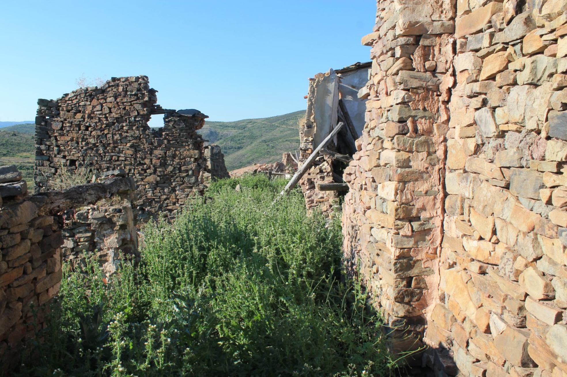 Imágenes del caserío en ruinas de Antoñanzas. 