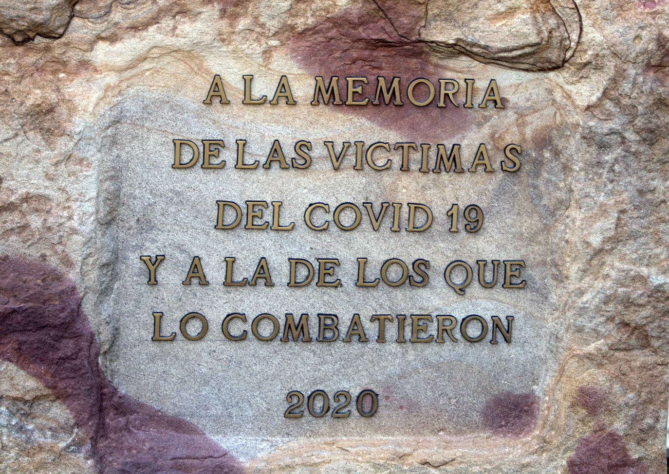 Detalle de la placa conmemorativa de Santo Domingo. 