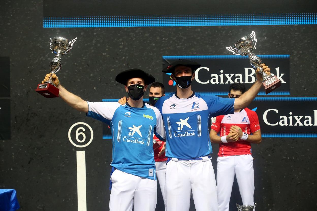 Artola y Rezusta levantan los trofeos que les encumbran como ganadores del Masters Caixabank. 