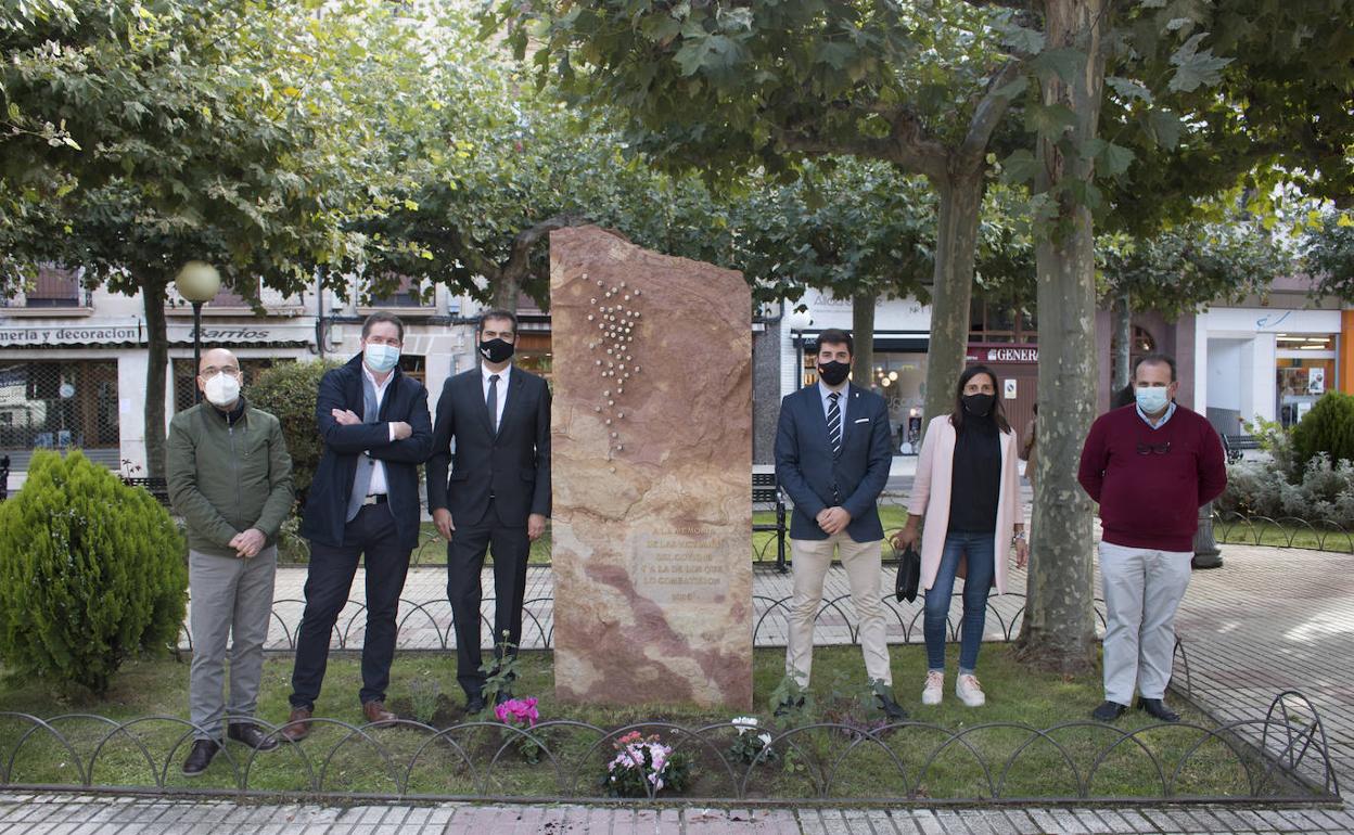 Las autoridades calceatenses, con el monolito de homenaje