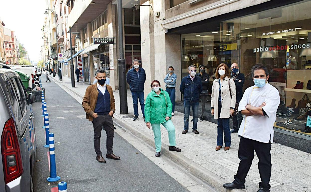 Conrado Escobar y Mar San Martín, este martes en República Argentina, junto a comerciantes y vecinos de la calle. 