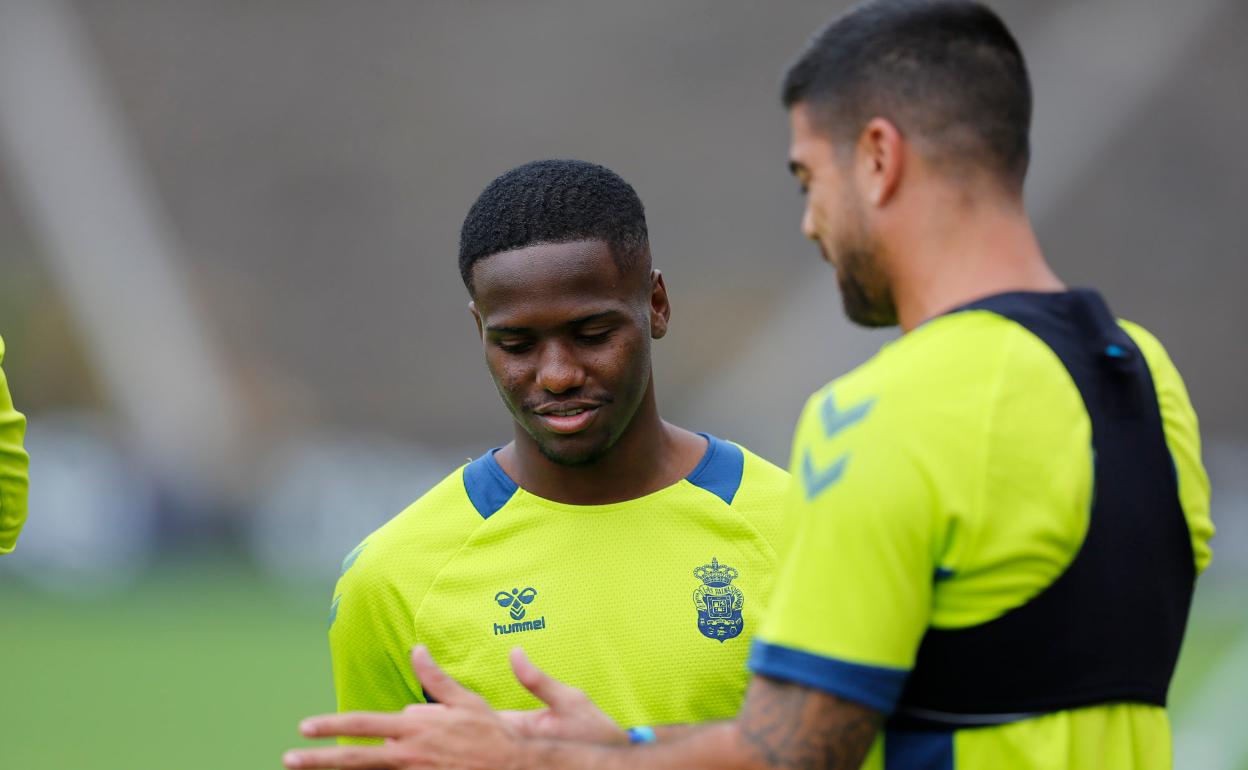 jonathan Silva, en un entrenamiento con su equipo.