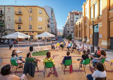 Imagen secundaria 1 - A la derecha, calle Emilio Francés. A la izquierda, cruce de Pérez Galdós con Fundición.