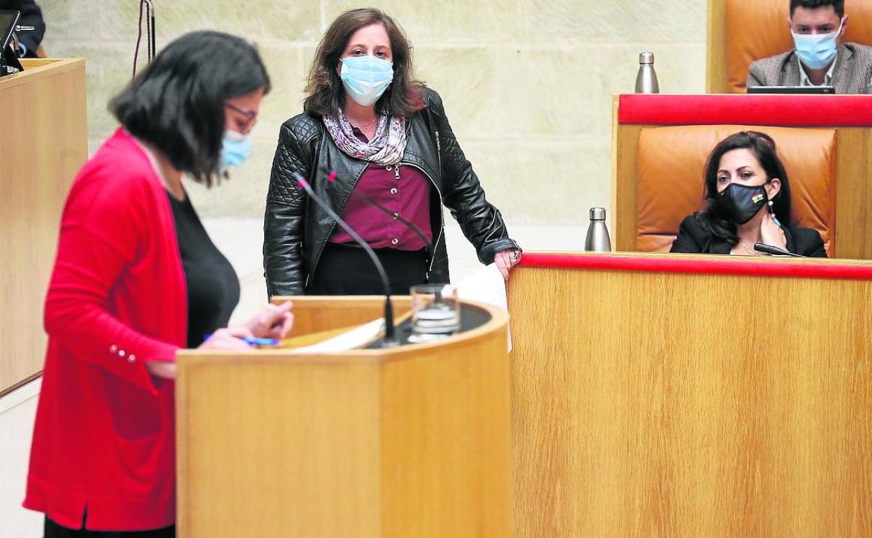 Raquel Romero, en la tribuna, ante las miradas de Henar Moreno y Concha Andreu. 