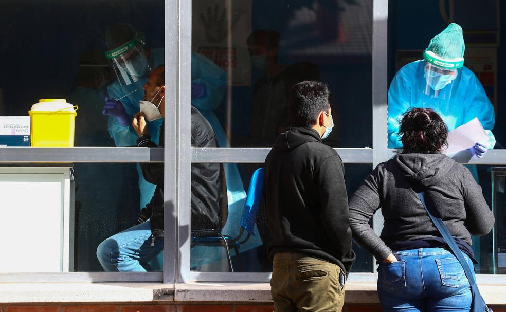 Sanitarios toman muestras a habitantes del barrio de Orcasitas, al sur de Madrid.