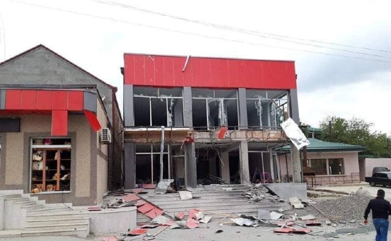 Un edificio destruido en Martakert, en Nagorno-Karabakh, por los bombardeos. 