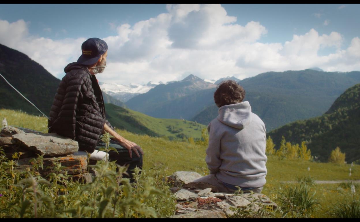 En el Valle de Arán. Pau Donés y Jordi Évole durante una de sus charlas en el Pirineo catalán, el paraje donde el cantante de Jarabe de Palo vivió sus últimos años y donde también eligió morir.