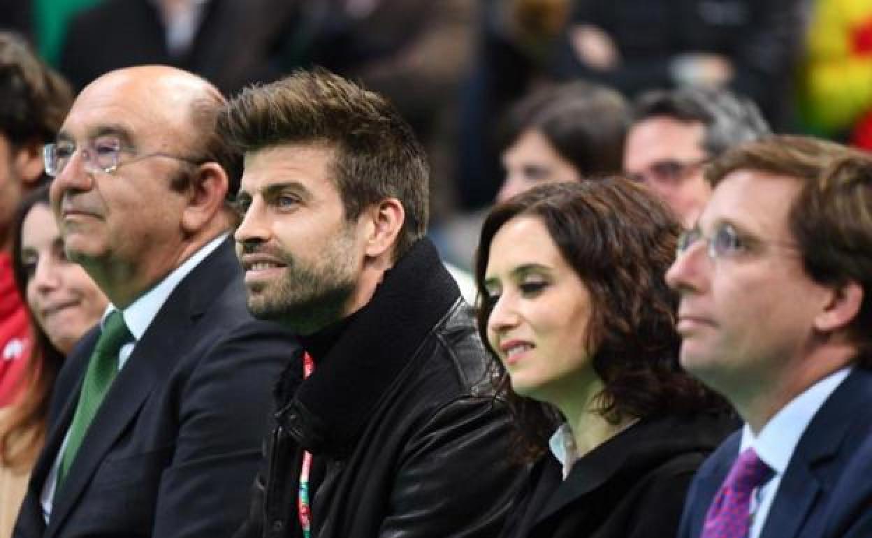 Gerad Piqué e Isabel Diaz Ayuso, en la presetnación de la Copa Davis. 