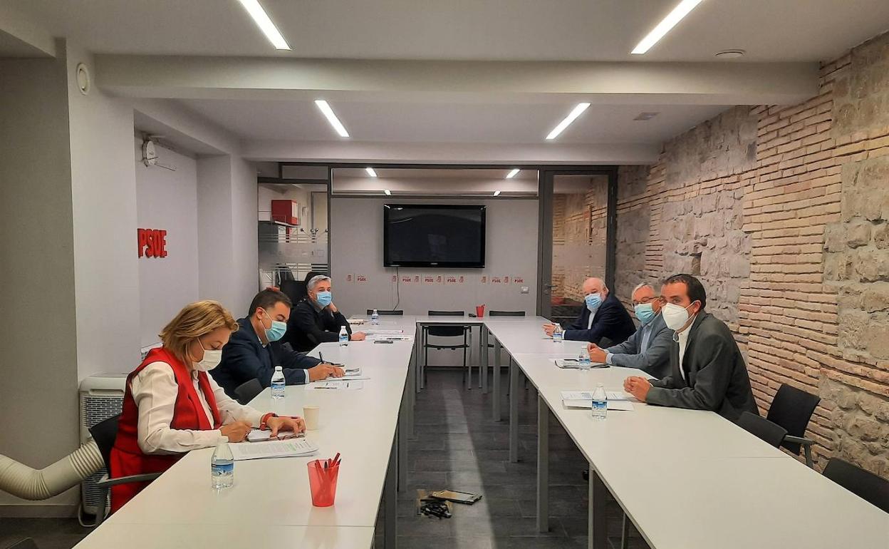 Reunión de los representantes del PSOE y la FER Automoción. 