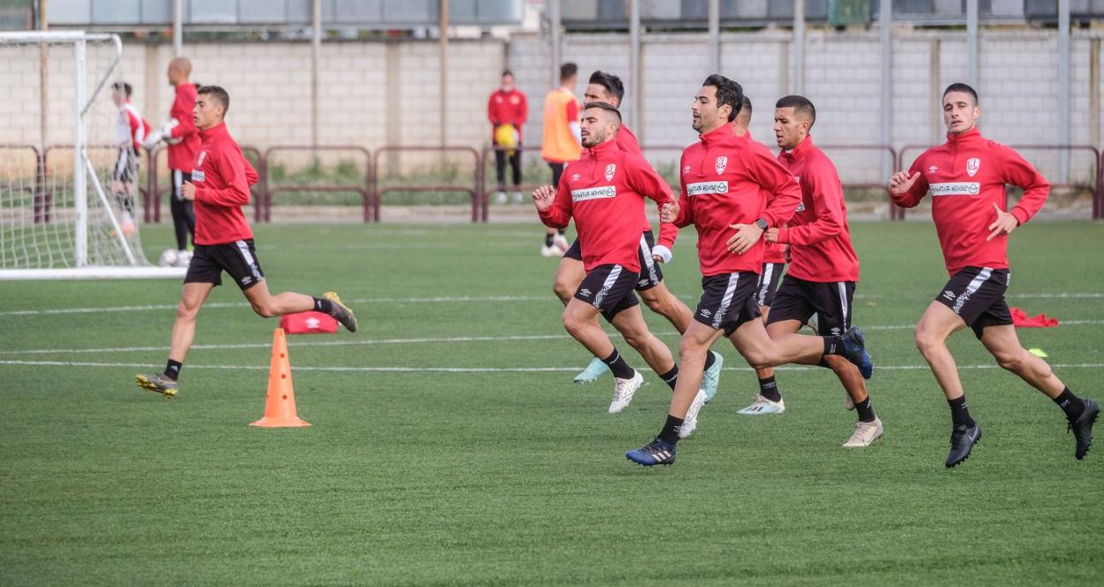 Los futbolistas de la Unión Deportiva Logroñés se exprimen en un esprint durante un entrenamiento de esta semana. 