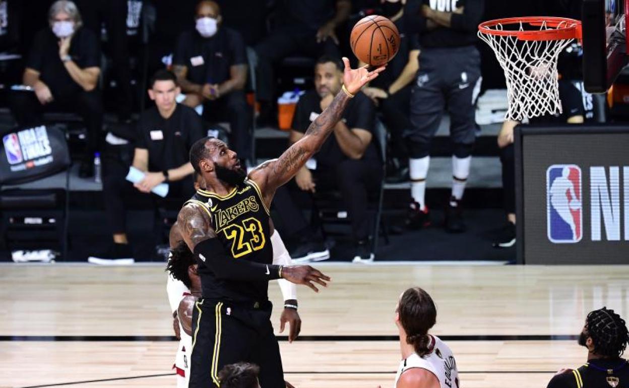 LeBron James, intratable bajo los aros. 