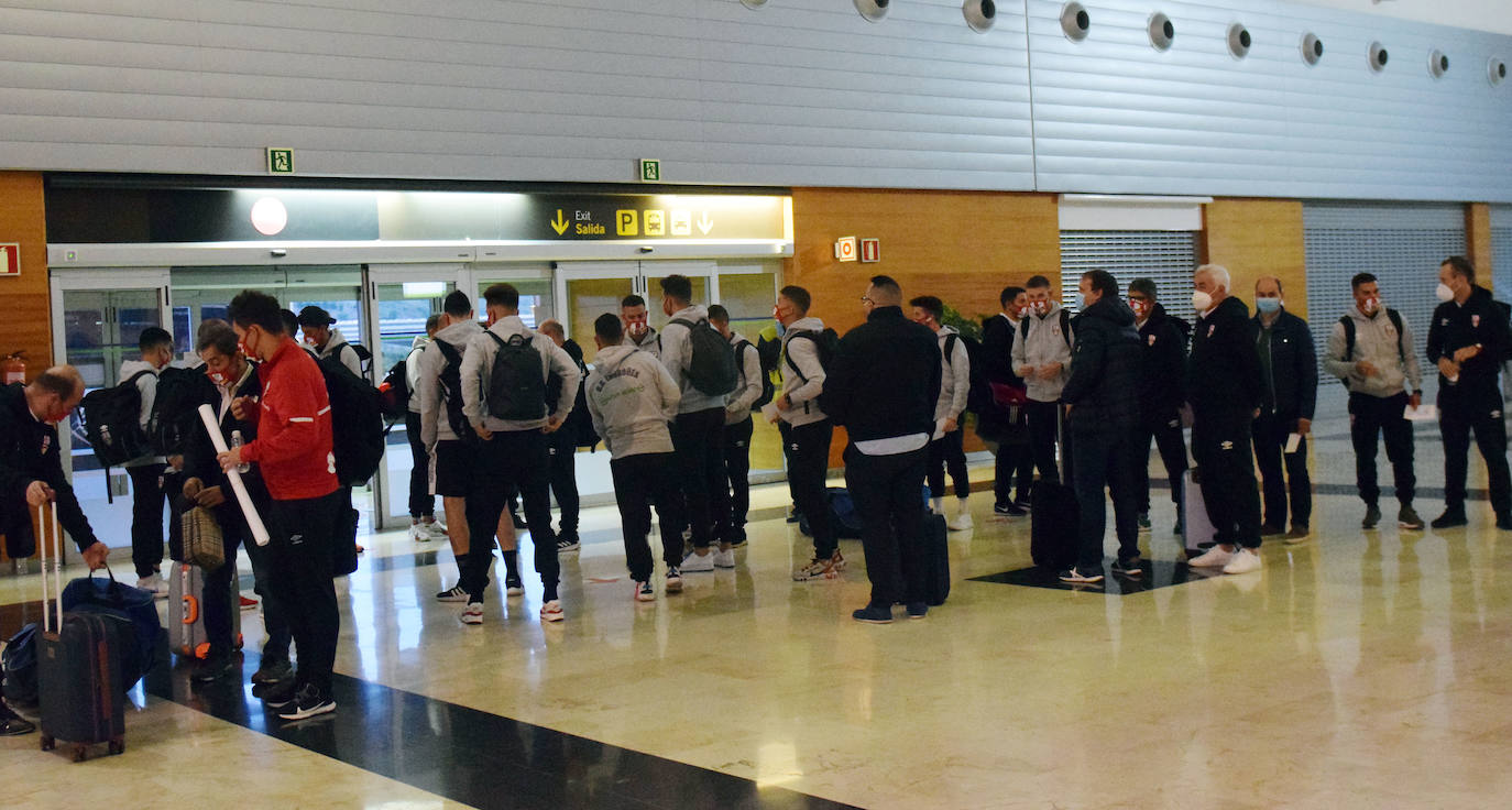 La expedición blanquirroja ha partido esta mañana desde el aeropuerto riojano rumbo a Gran Canaria