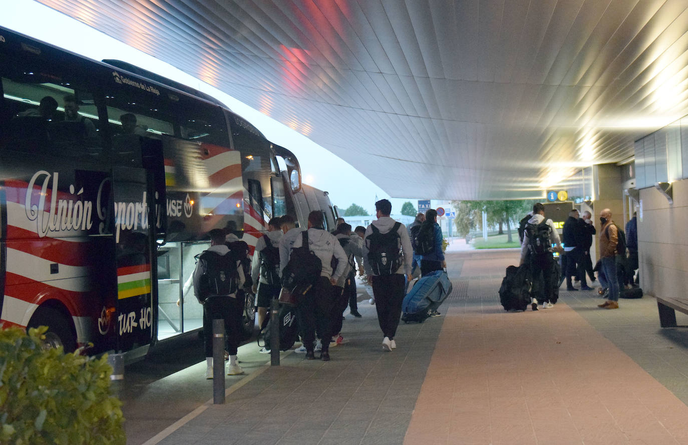 La expedición blanquirroja ha partido esta mañana desde el aeropuerto riojano rumbo a Gran Canaria