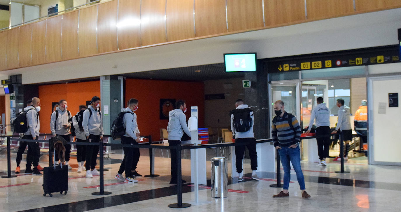 La expedición blanquirroja ha partido esta mañana desde el aeropuerto riojano rumbo a Gran Canaria