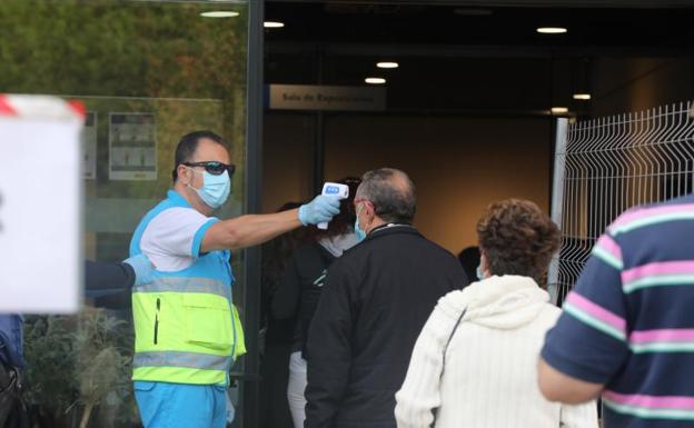 Un trabajador toma la temperatura a los vecinos en la Zona Básica de Salud de Puente de Vallecas. 