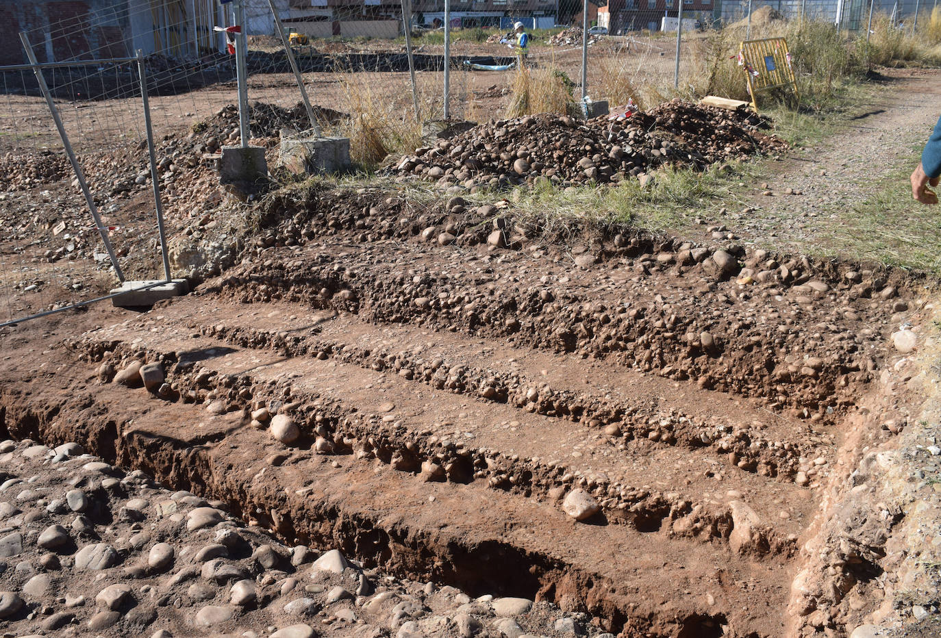 Hallado un tramo de la calzada romana del Ebro entre Varea y Tricio, concretamente de la recta hasta el monte de La Pila, en perfecto estado de conservación