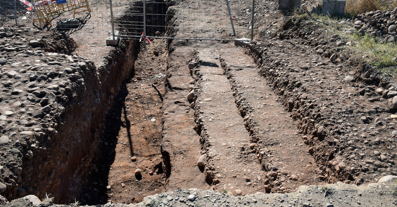 Hallado un tramo de la calzada romana del Ebro entre Varea y Tricio, concretamente de la recta hasta el monte de La Pila, en perfecto estado de conservación