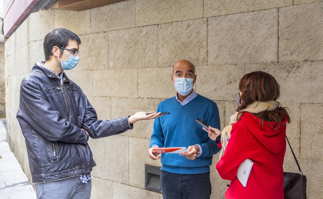 El concejal de Ciudadanos (Cs) del Ayuntamiento de Logroño, Ignacio Tricio, atiende a unos periodistas