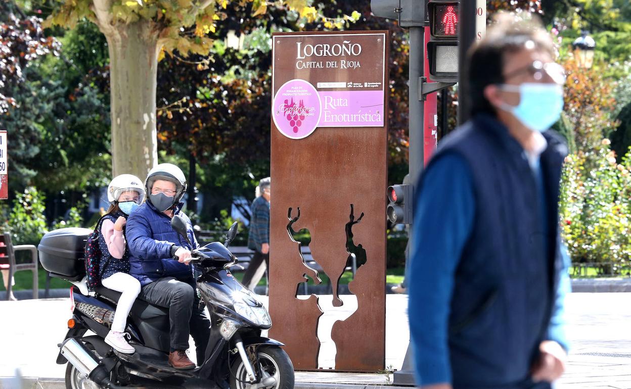 Gente con mascarilla en Logroño (La Rioja)