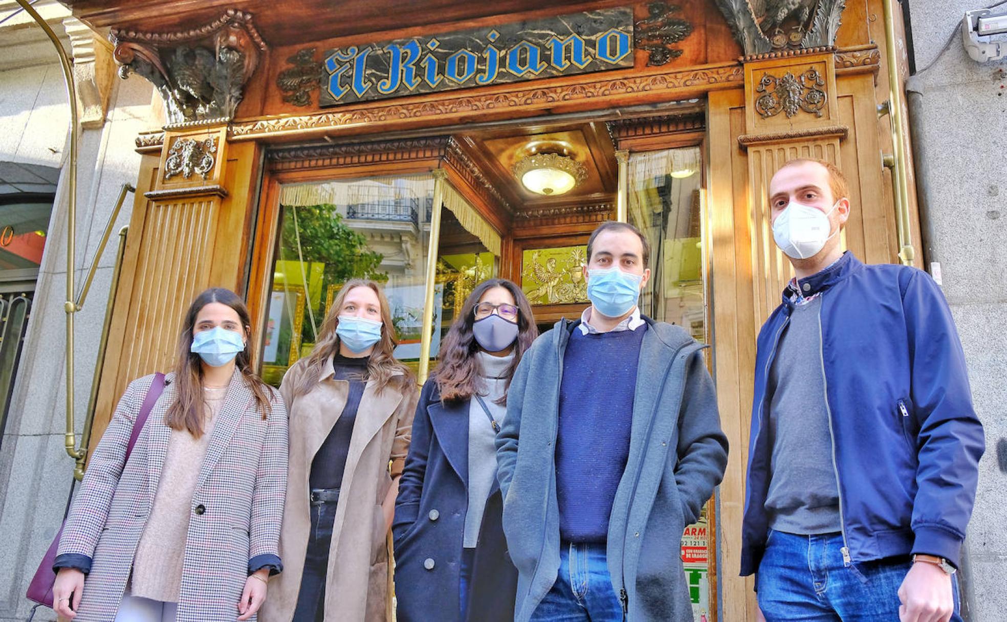 María, Cecilia, Laura, Alberto y Jorge, el pasado fin de semana a las puertas de una confitería centenaria del centro de Madrid. 