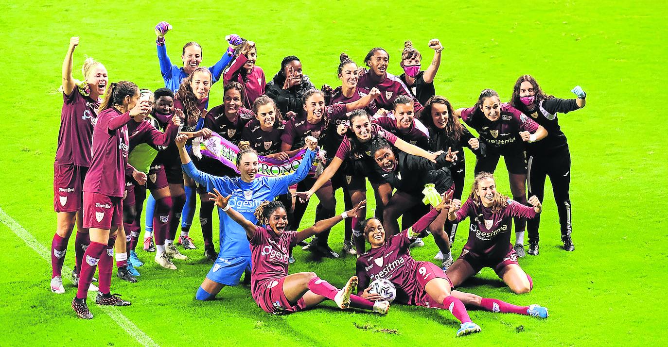 El EDF Logroño festeja sobre el césped su pase a la final de la Copa de la Reina, donde se medirá a Barcelona o Sevilla. 