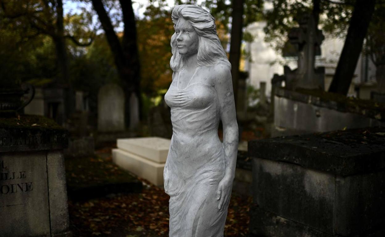 La misteriosa escultura, de 1,85 metros de altura, en el cementerio parisino. 