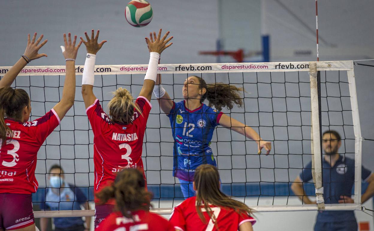 Rocío Gómez, jugadora del OSACC Haro Rioja Voley,  trata de rematar ante tres jugadoras del Arenal Emevé. 