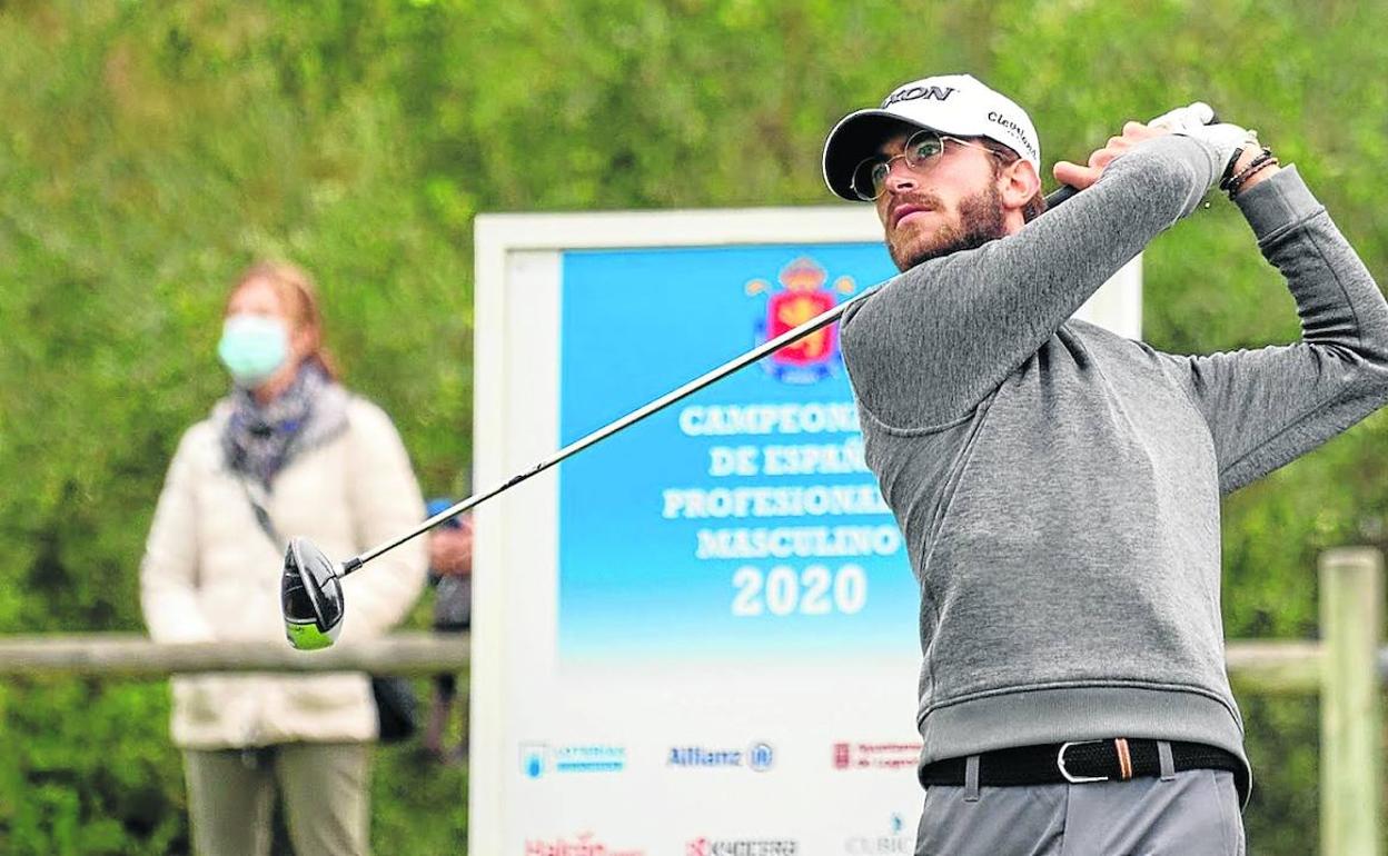 Lucas Vacarisas mira fijamente la pelota tras tomar la salida en uno de los hoyos largos del recorrido.