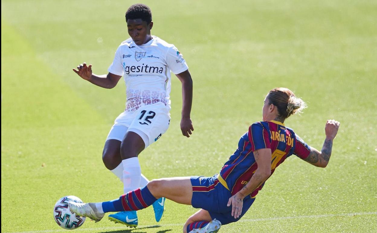 Grace Asantewaa, jugadora del EDF Logroño, durante el partido frente al Fútbol Club Barcelona